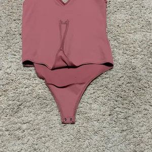 Abercrombie & Fitch Womens Soft AF Seamless V-Neck Dusty Rose Bodysuit - Medium thumbnail 4