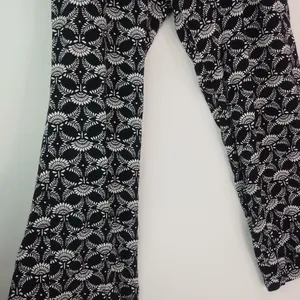 Old Navy L Loungewear Pull-On Pocketed Black White Flower Wide Leg Pants thumbnail 5