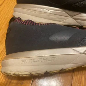 Women's Brooks Ricochet LE Black Maroon‎ Running Shoes Size 11.5 1202921B018 thumbnail 3