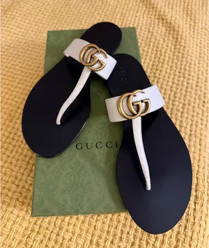Gucci GG White & Black Thong Flip Flop Sandals thumbnail 3
