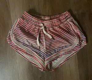 Lululemon shorts 2.5 inch thumbnail 1