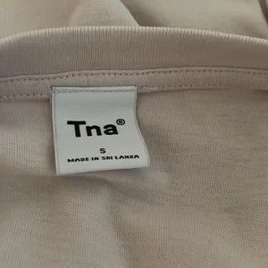 Cute Brand new with Tags Aritzia TNA Light Pink Super Cropped Tee thumbnail 6