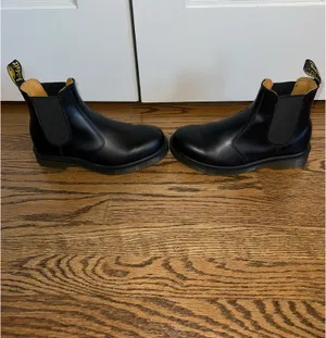 Dr. Martens Chelsea Boots thumbnail 5