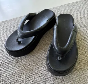 ASOS Black Padded Flip Flop Platform Sandals Sz 6 thumbnail 1