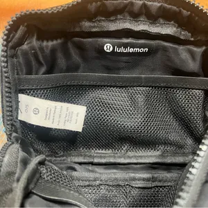lululemon Everywhere Belt Bag Black OS unisex thumbnail 5