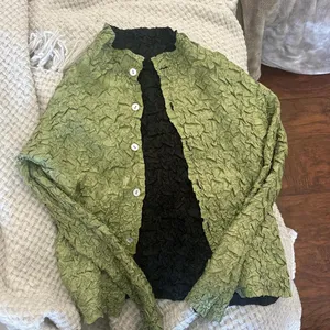 Green and black scrunchy vintage 90’s button down top thumbnail 1