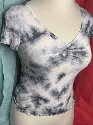 American Eagle Outfitters Black & White Tie-Dye V-Neck Ruched Tee thumbnail 2