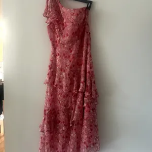 ASTR the Label Revolve One-Shoulder Pink Floral Ruffle Tiered Midi Dress Size M thumbnail 3