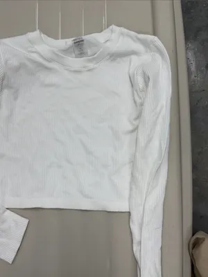 Women's Ribbed Long-Sleeve Cropped Top - White Aritzia large seamless thumbnail 4