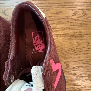 Vans Off The Wall Burgundy Suede Sneakers Pink Stripe Women’s 5 / Men’s thumbnail 3