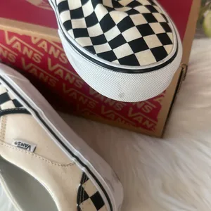 Vans Women’s Skateboarding Slippers Size 8.5 thumbnail 7