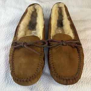 UGG Women's Dakota Moccasin Size 7 Chestnut Style Number 5612 thumbnail 2