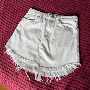 We The Free Twenty Nine Denim Skirt Size 29 Ivory White Frayed Raw Hem 100% Cotton thumbnail 1