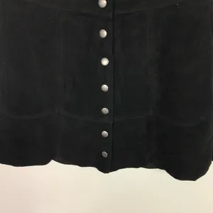American Eagle Faux Suede Scalloped Mini‎ Skirt Black Button Front Size 2 thumbnail 3