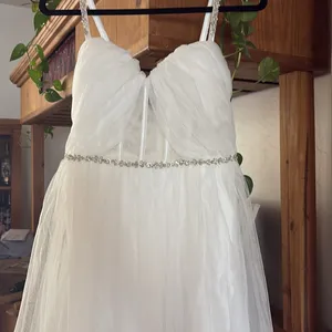 Lulu's White Wedding gown with Sweetheart Neckline thumbnail 8