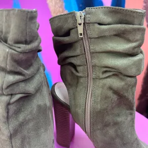 Liliana Womens 7.5 Peep Toe Booties Olive Green Slouchy‎ Block Heel EUC thumbnail 3