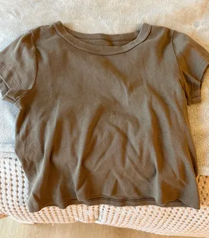 Brandy Melville Brown cropped TShirt thumbnail 1