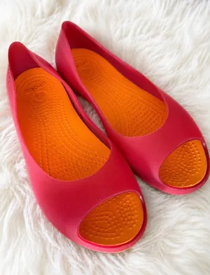 Crocs sz 6 Carlie Jelly Red Peep Toe Textured Translucent Slip On Flats Casual thumbnail 1