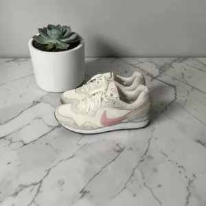 Nike Venture Runner Womens White PinkRetro Mesh Sneaker CK2948-104 Size‎ 10 thumbnail 3