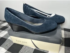 New Size 8 M Kate Ann Leah Mid‎ Wedge Pump Comfort Shoe Pleated Suede Blue thumbnail 1
