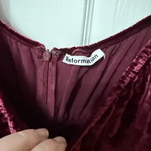Reformation Roy Burgundy Velvet Silk Blend‎ Top size 6 thumbnail 5