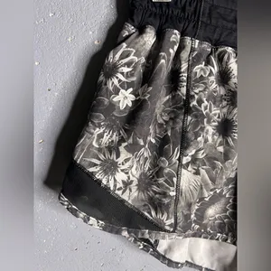 Lululemon Hotty Hot Short Flowabunga Black Angel Wing / Black. Size 8 thumbnail 6
