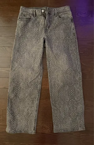 American Eagle High-Waisted Jeans thumbnail 1