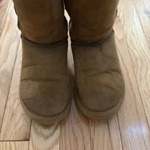 UGG boots, lightly worn Size 6W thumbnail 3