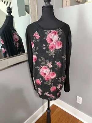 Maurices’s 24/7 Collection lightweight rose-floral print Henley sweater top size XL. thumbnail 4