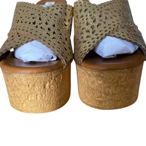 Steve Madden NWTs NIB Saffron Leather Lining Wedge Gold Platform Sandals size 9 thumbnail 4