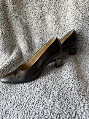 Salvatore Ferragamo Black Pointed Leather Pumps thumbnail 3