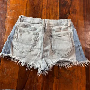 Altar'd State Two Tone Paneled Denim Shorts Blue Distressed Raw Hem Size 27‎ thumbnail 7