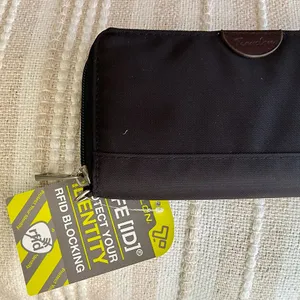 Travelon Safe ID Black Canvas RFID Blocking Pouch Wallet/Wristlet New In Box thumbnail 5