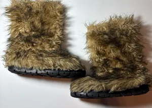 Brown fur boots Size 9 thumbnail 1