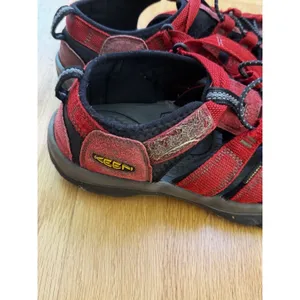 KEEN Newport H2 Sandals Hybrid Ribbon Red/Gargoyle Kids Size 5.5-6 Women’s 7.5 thumbnail 8