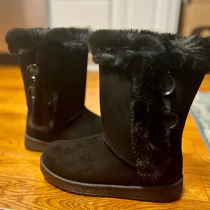 Women's Black Fur-Lined Boots Cozy with Cute Buttons thumbnail 6
