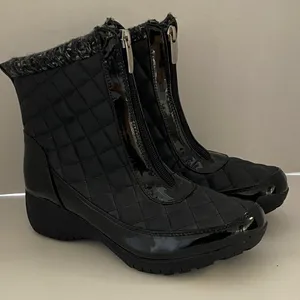 Meghan LA Khombu Black Quilted winter boots size 8m thumbnail 1