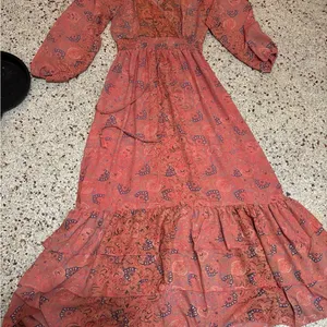 Boemo Anthropologie Revolve Maxi Dress Coral Pink Sz M Ruffle Tiered Long Sleeve thumbnail 2