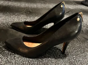 Womens 8. Aldo Black Leather Pointy-Toe Pumps with Gold Heel Zipper thumbnail 1