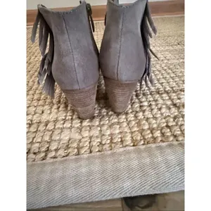 Tahari Camila Taupe Suede Fringe Ankle Booties Women’s 6.5M Stacked Heel thumbnail 4