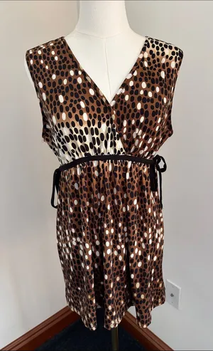 Sleeveless Brown Polka Dot V-Neck Blouse with Black Tie thumbnail 1