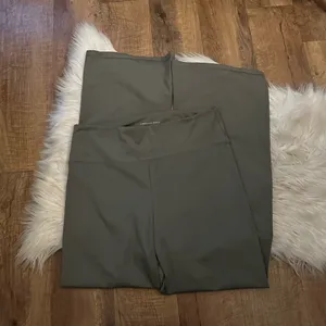 AMERICAN EAGLE The Everything Flare Pant Legging In Olive Green thumbnail 3
