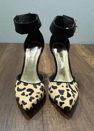 Jennifer Lopez Leopard Print Ankle Strap Heels – Size 7.5 – Excellent Condition Bold and stylish pointed-toe heels by Jennifer Lopez featuring a chic leopard print design and black ankle strap detail. Worn only a few times and in excellent condition. ✔️ Size 7.5 ✔️ Worn only a few times ✔️ Pointed toe ✔️ Adjustable ankle strap ✔️ Statement animal print Perfect for date nights, parties, events, or elevating any outfit with a touch of glam. thumbnail 1