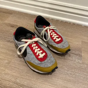 Nike Tennis Shoes size 7 thumbnail 1