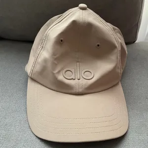 Alo Yoga Performance Off-Duty Cap Gravel thumbnail 2