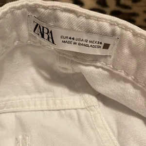 ZARA Shorts White Jean Shorts Women’s Size 12 Distressed Edging Side Slit Shorts thumbnail 4
