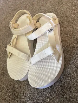 Tevas White Size 10 thumbnail 1