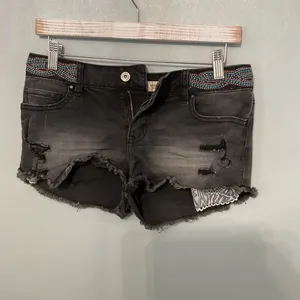 L.E.I. Womens Ashley Lowrise Distressed Embroidered Black Denim Shorts Size 7 thumbnail 2