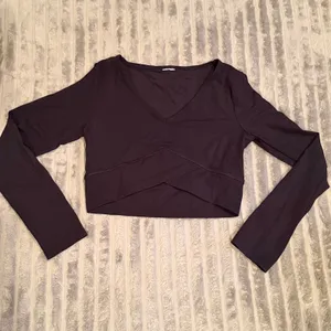 Gymshark Training V-Neck‎ Crossover Long Sleeve Crop Top Black - Size Small thumbnail 2