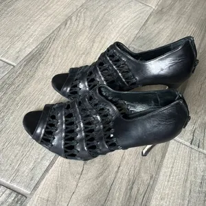 Manolo Blahnik Black Heels Sophisticated Style thumbnail 7